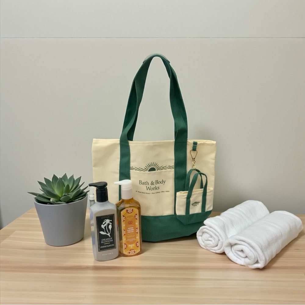 Bath & Body Works/White Barn Bundle- Green & White Tote Set, Hand Soap/hand gel